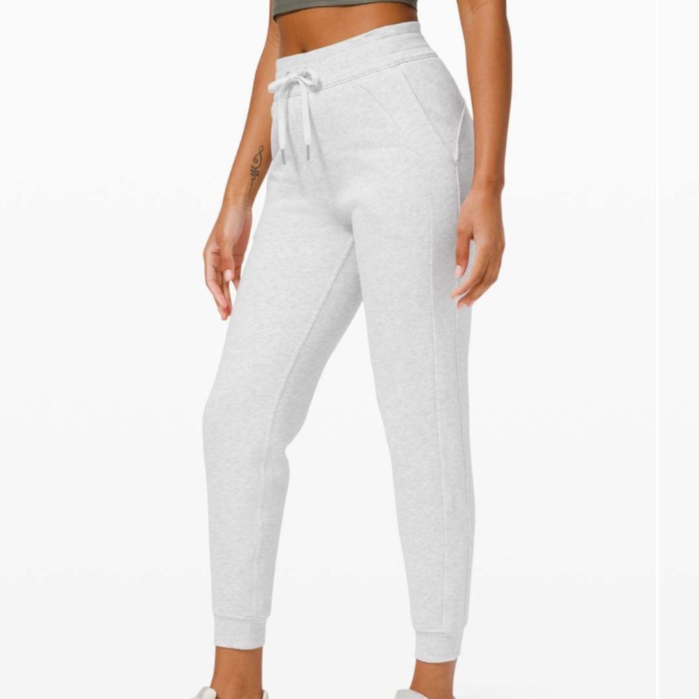Lululemon Scuba High-Rise Jogger *Fleece
Heathered Core Ultra Light Grey 4